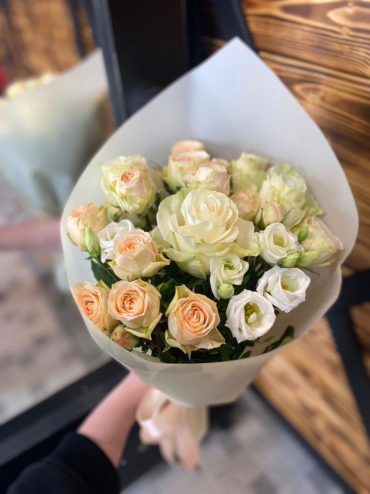 Букет цветов из: Розы и Лизиантусы в Фаустово